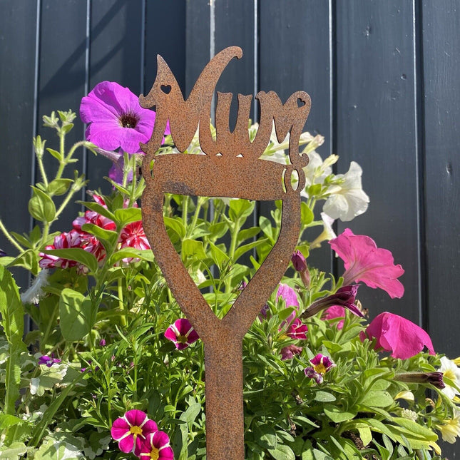 Mum on a Spade: Heartfelt Vintage Metal Garden Sign Decoration