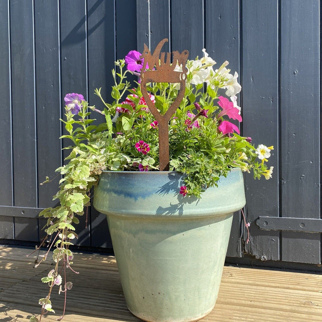 Mum on a Spade: Heartfelt Vintage Metal Garden Sign Decoration